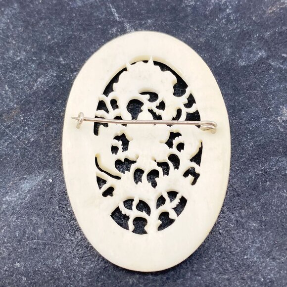 VINTAGE Molded ivory plastic oval shaped brooch with flower and leaf design pin - Picture 8 of 8